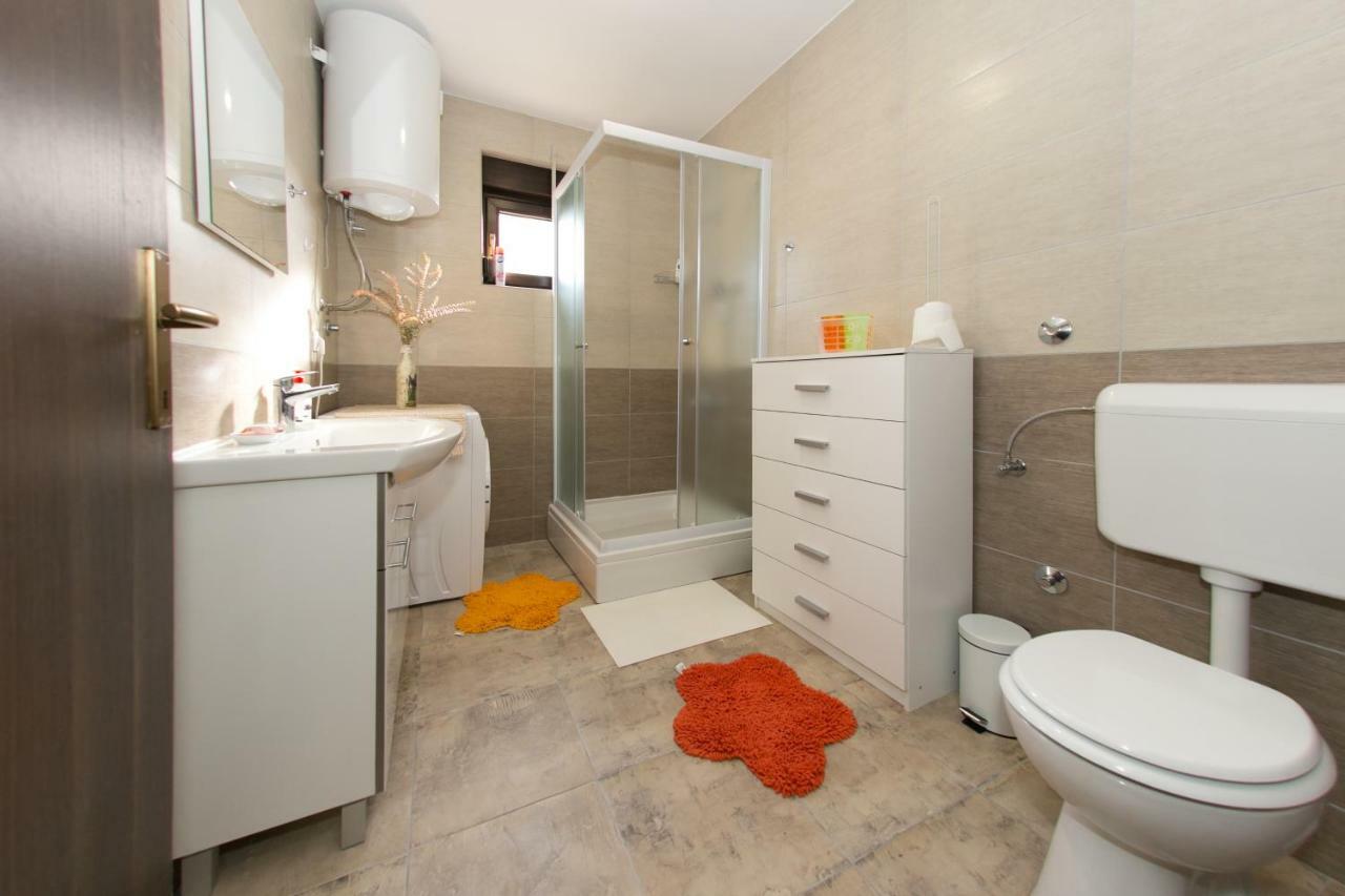 Apartman Lori Оточац Екстер'єр фото