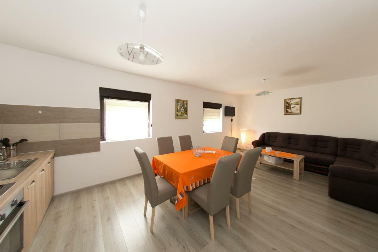 Apartman Lori Оточац Екстер'єр фото