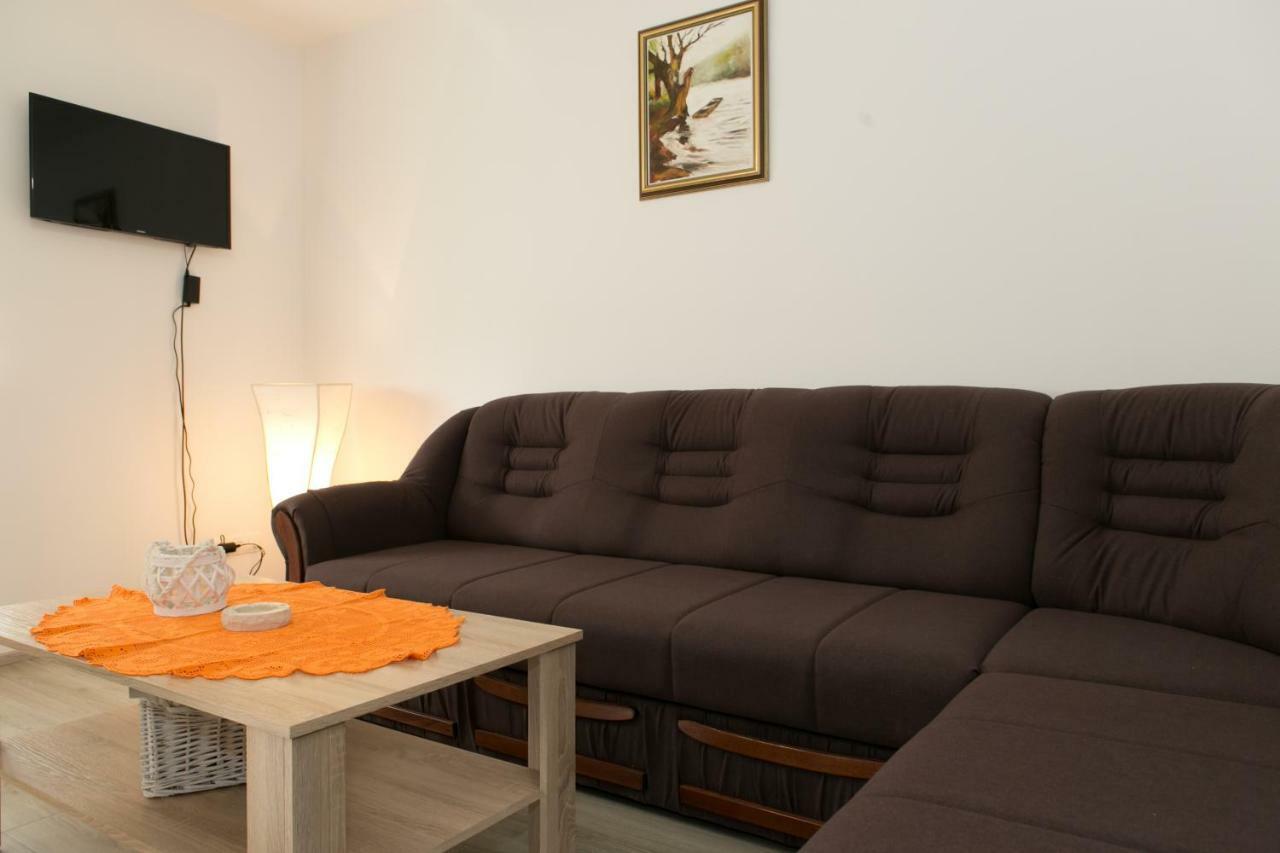 Apartman Lori Оточац Екстер'єр фото