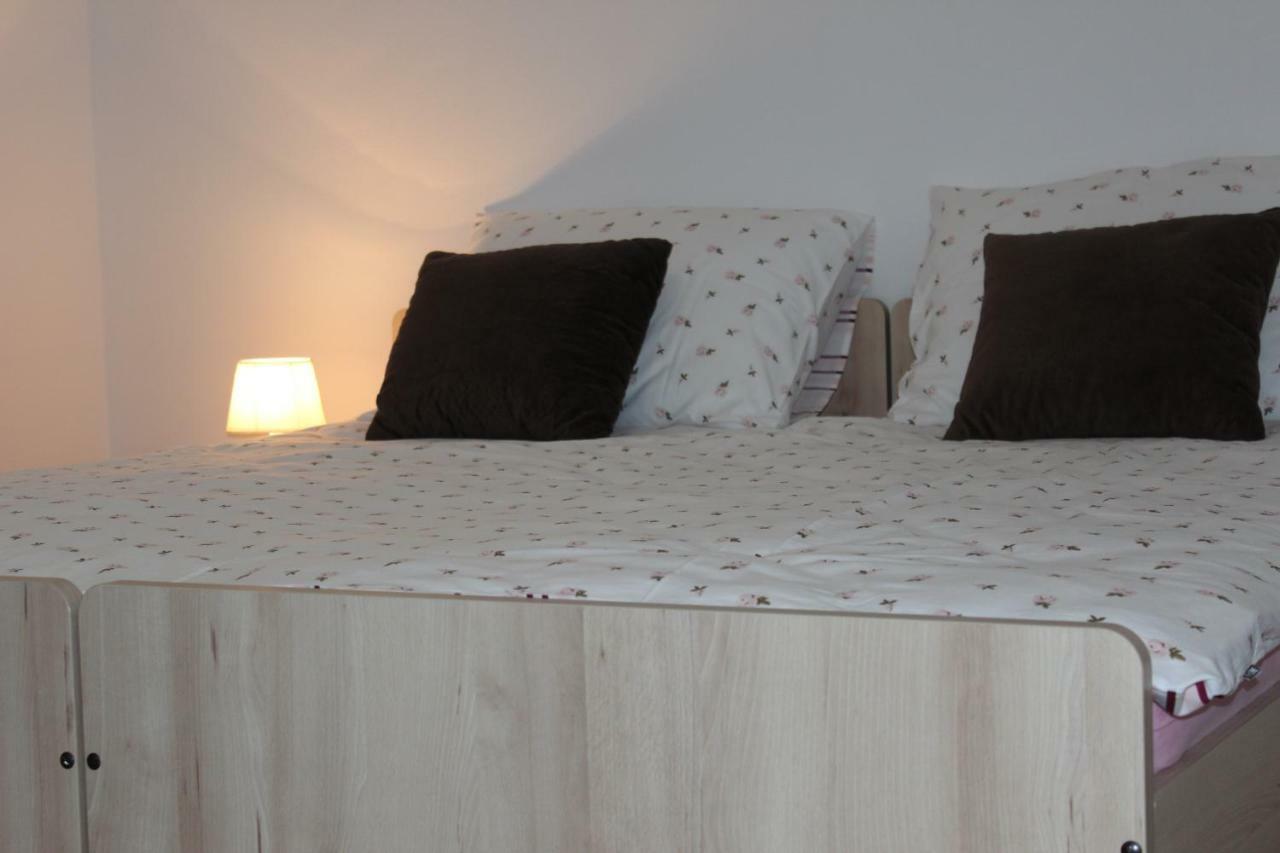 Apartman Lori Оточац Екстер'єр фото