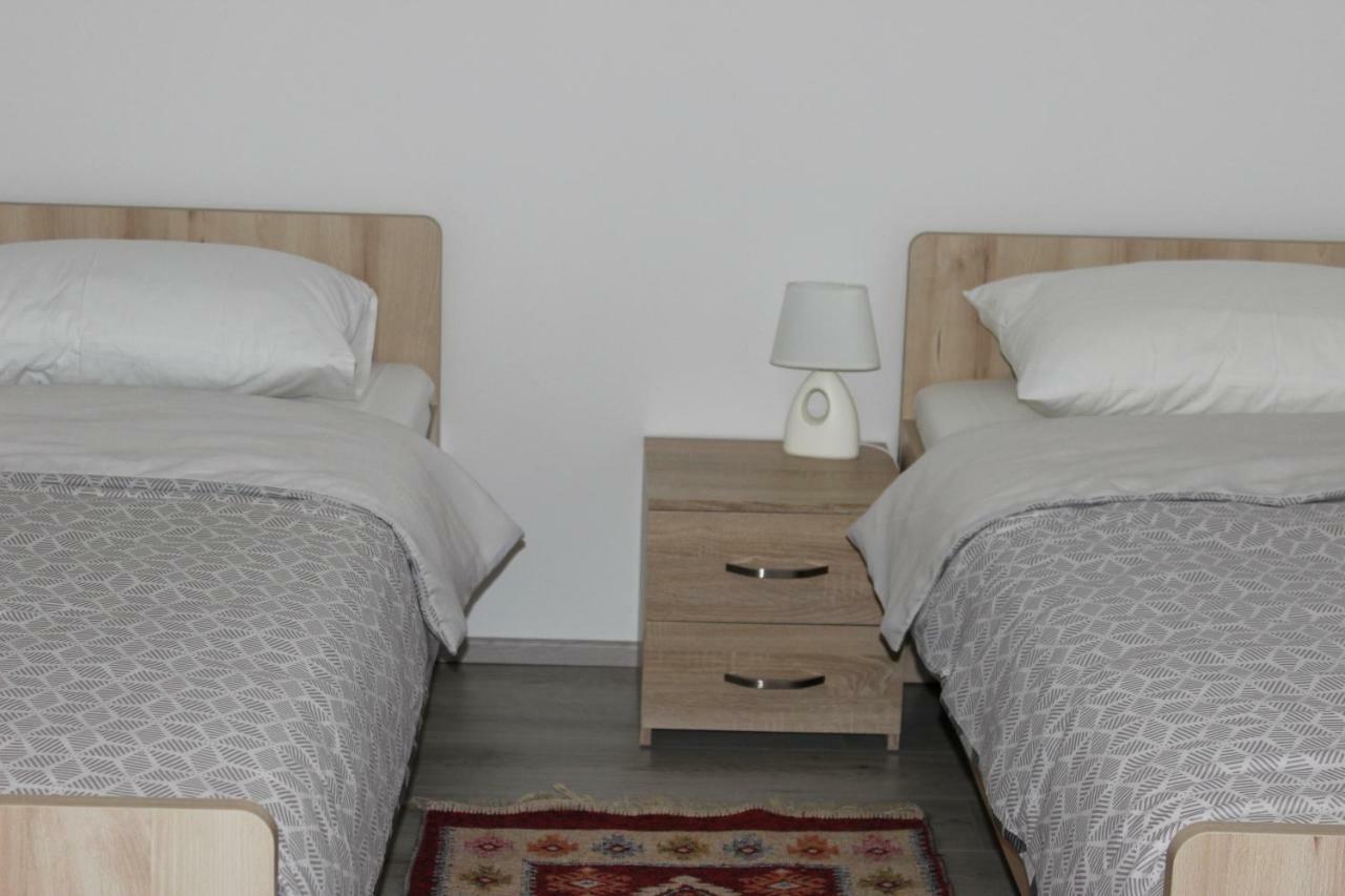 Apartman Lori Оточац Екстер'єр фото